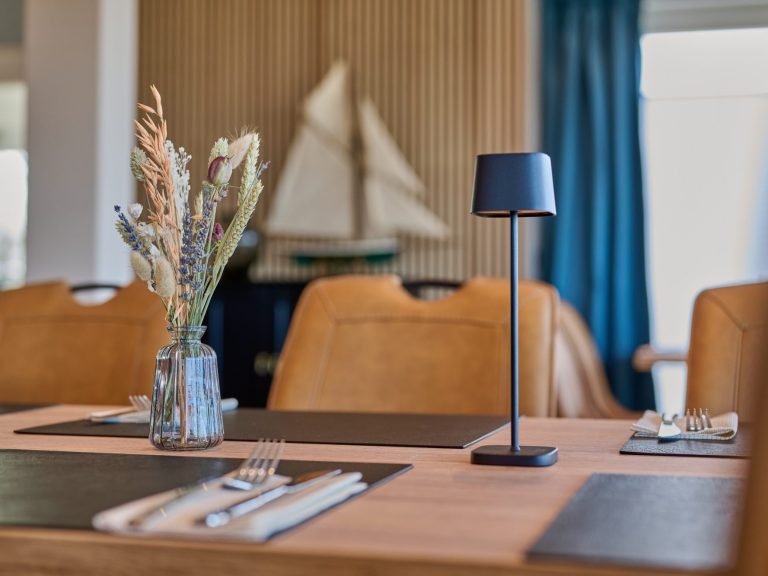 Restaurant Atmosphäre Gemütlicher Innenraum des Restaurants DOCK & DINE an der Gelting-Mole, Gelting, Niesgrau, Nieby